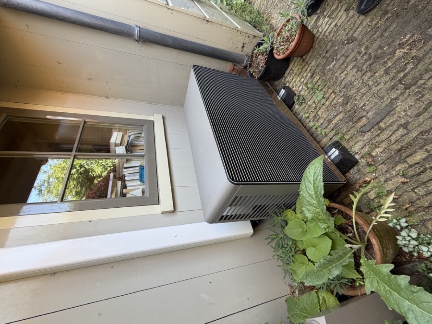 Warmtepomp buitenunit geïnstalleerd door Groen Advies Collectief